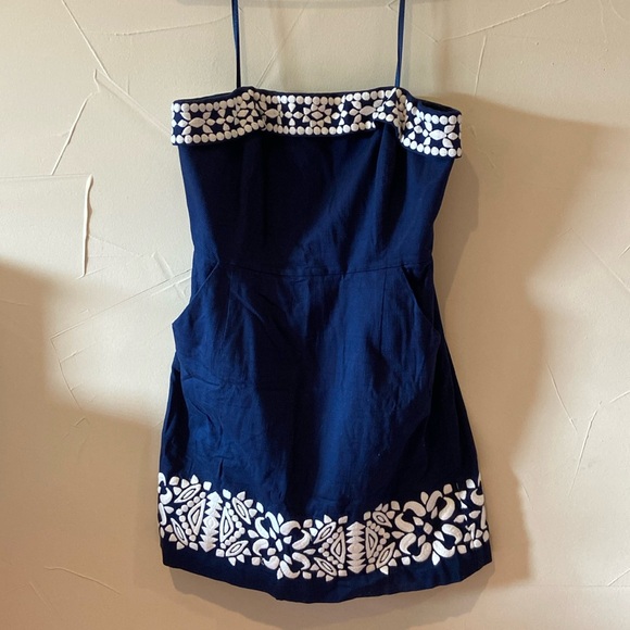 Vineyard Vines Dresses & Skirts - Vineyard Vines Navy Strapless Dress with White Floral Embroidery